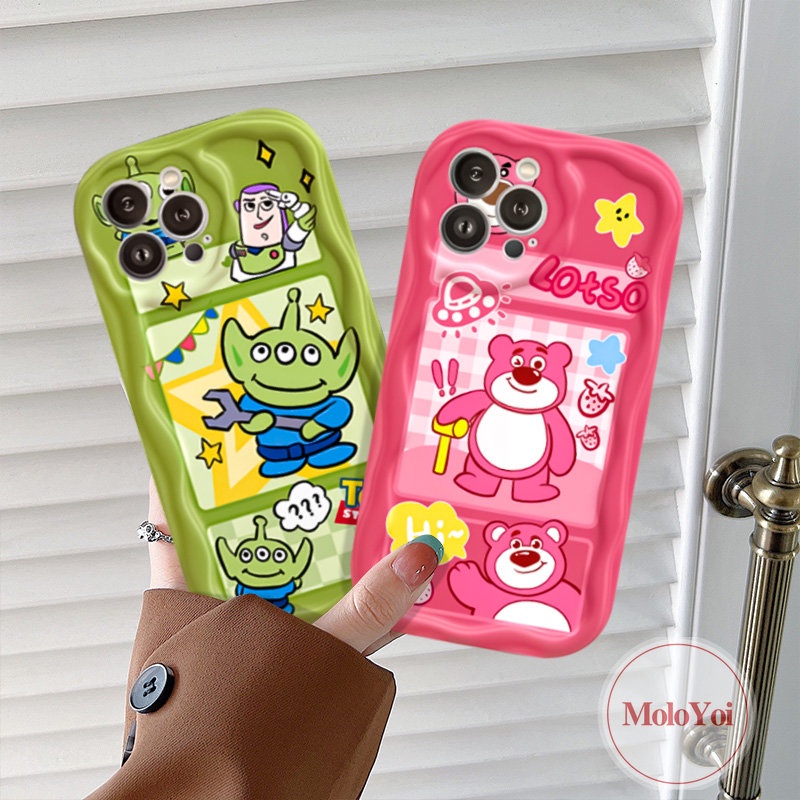 IPHONE  Kartun Toy Story Alien Cute Strawberry Bear Manyo Case Kompatibel Untuk Iphone11 12 13 14 Pro Max 7 6s 8 6 Plus XR X XS Max SE 2020 3D Wavy Curved Edge Couple Soft Cover