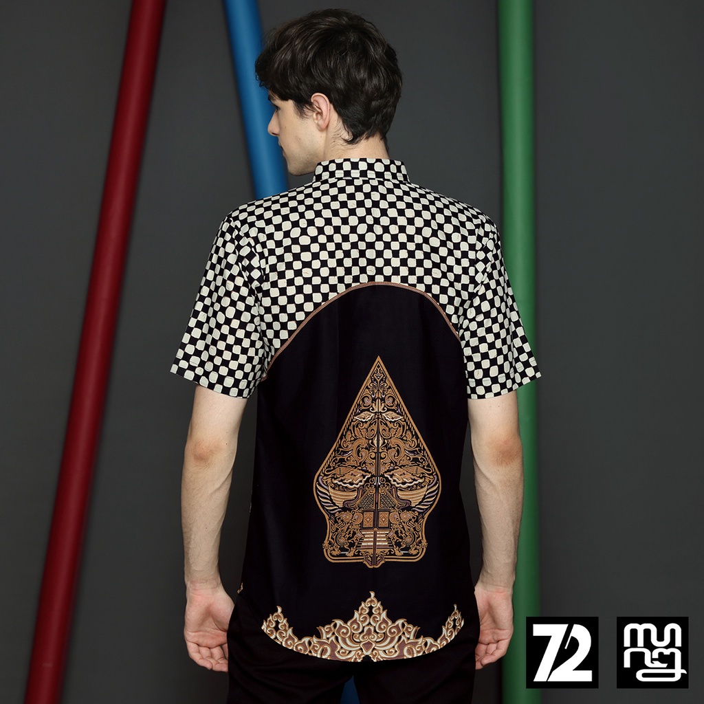 KEMEJA BATIK PRIA Kemeja Lengan Pendek Slimfit Premium Motif Wayang Hitam Putih 723717 Cap 72 - Baju Kemeja Atasan Pakaian Setelan Batik Pria Cowok Laki Laki Remaja Keluarga Kantor Lengan Pendek Modern Slimfit Slim Fit Premium Kekinian