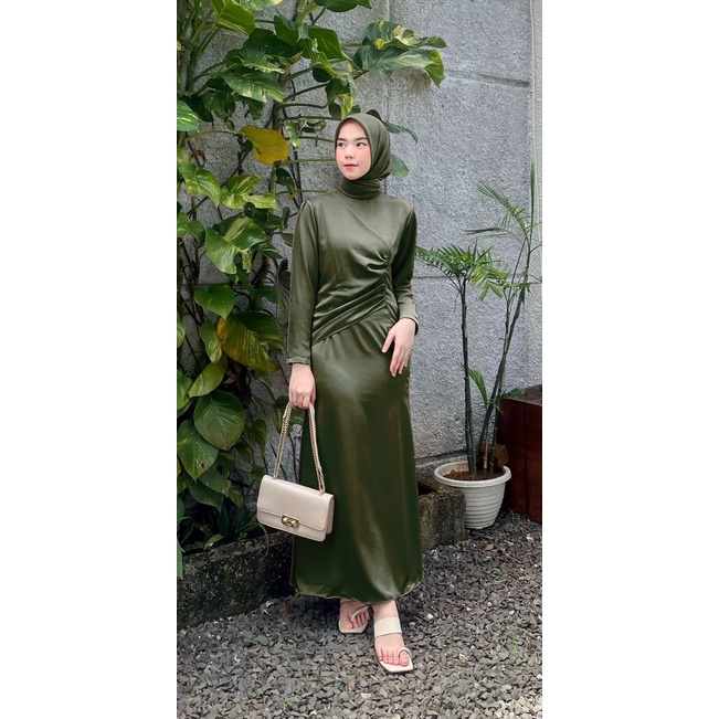 Ivana Dress Muslim Panjang dengan Bahan Satin Velvet yang Mewah, Menampilkan Kesempurnaan dan Keanggunan untuk Acara Pesta, Kondangan, Bridesmaid, dan Promnight