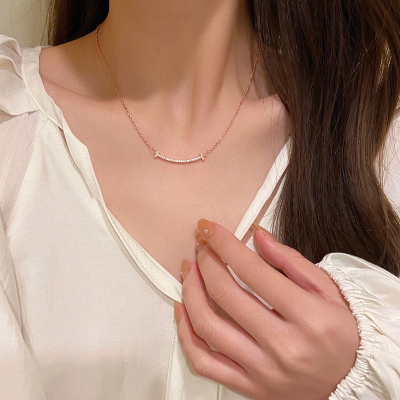 Kalung Smile Wajah Tersenyum Perempuan 18 K Rose Gold Ganda T Liontin Sederhana Elegan Bermutu Tinggi Tidak Luntur Kalung