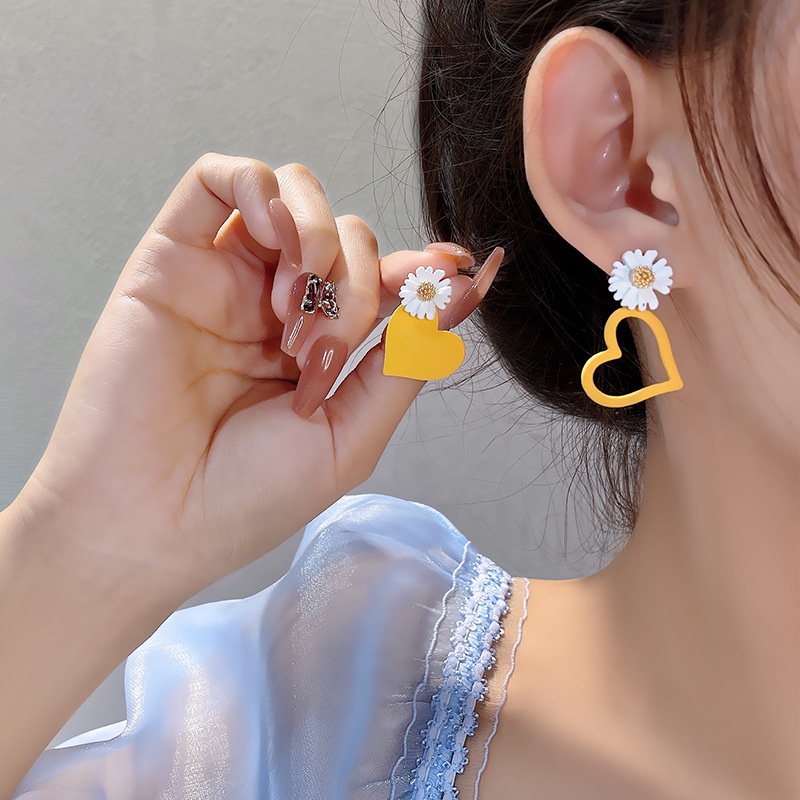 Anting Jarum Perak Asimetris Dengan Desain Niche, Anting Daisy Perempuan, Anting Segar Hati Kuning Musim Panas Yang Trendi Dan Manis