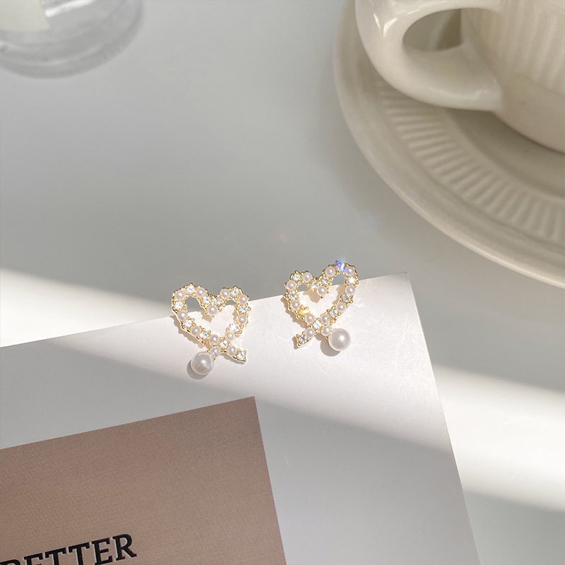 Ay (CN) Anting Tusuk Hati Hollow Elegan Mutiara Kristal Anting Emas Untuk Aksesoris Perhiasan Wanita