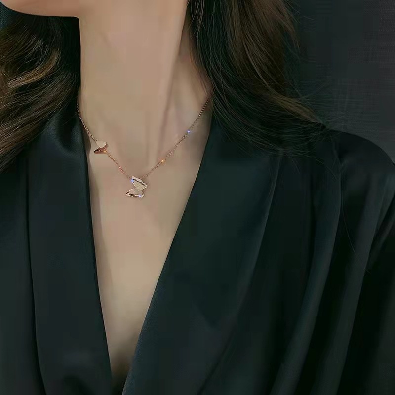 Kalung Titanium Steel Kupu-Kupu Desain Niche Perempuan Influencer Temperamen Sederhana Rantai Klavikula Gaya Keren Retro Ringan Kalung Mewah