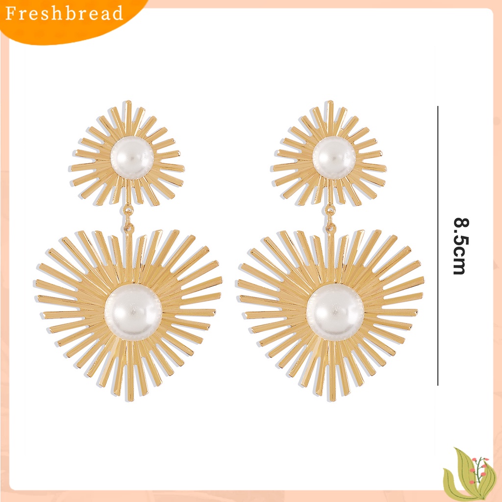 &lt; Freshbread &gt; 1pasang Anting Gantung Wanita Bentuk Hati Berongga Keluar Mutiara Imitasi Simetris Warna Kontras Dekorasi Telinga Anti-Alergi Gaya Klasik Drop Earrings Wanita Perhiasan