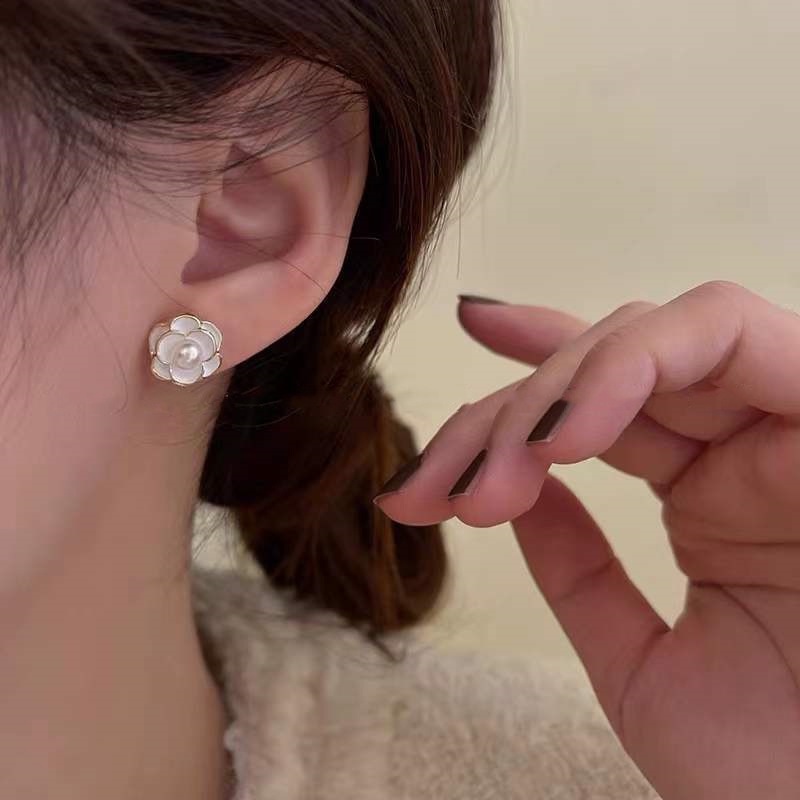 Ay (CN) Anting Bunga Camelia Putih Korea Untuk Wanita Pearl Stud Earrings Perhiasan Aksesoris Elegan