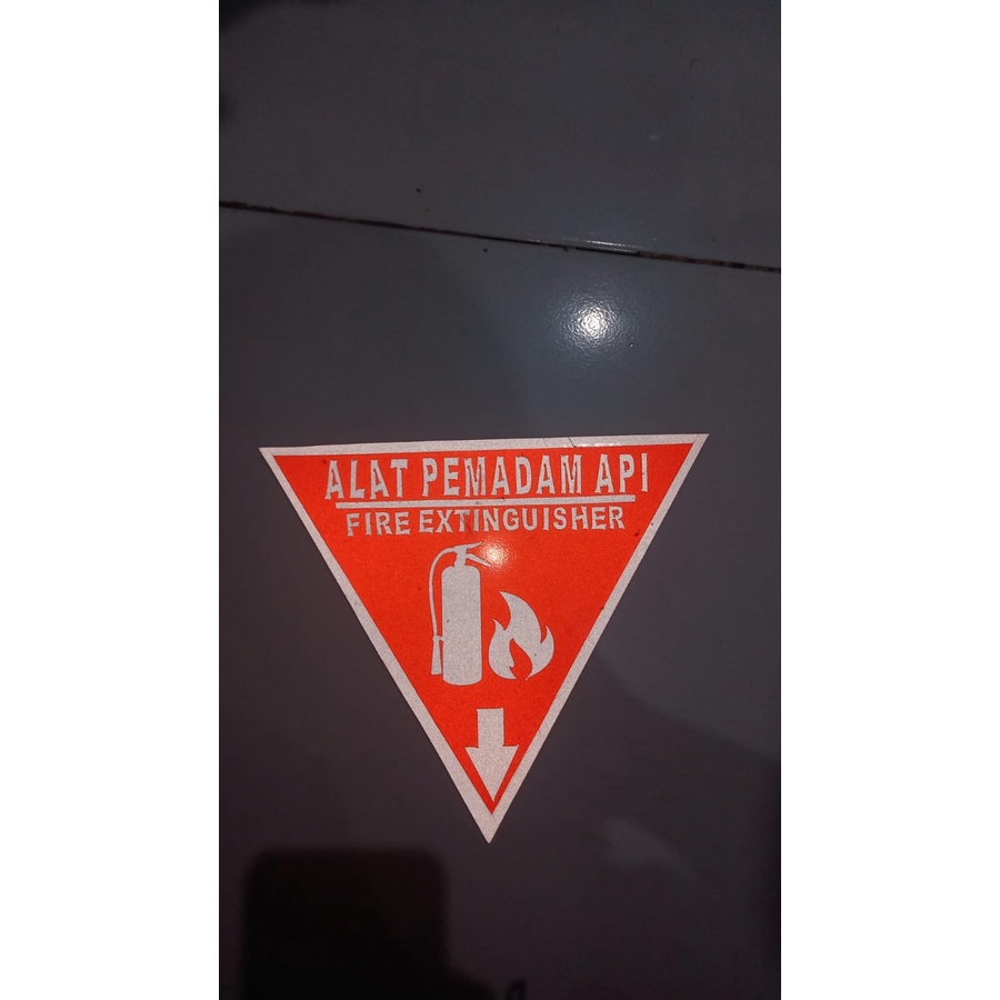 

APAR SIGN AKRILIK SEGITIGA Reflektif 20X20Cm WNBeli banyak harga beda
