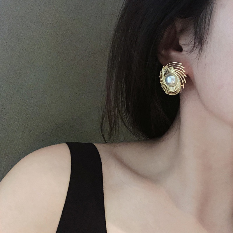 Anting Logam Retro Gaya Baru High-End Mutiara Atmosfer Mode Berlebihan