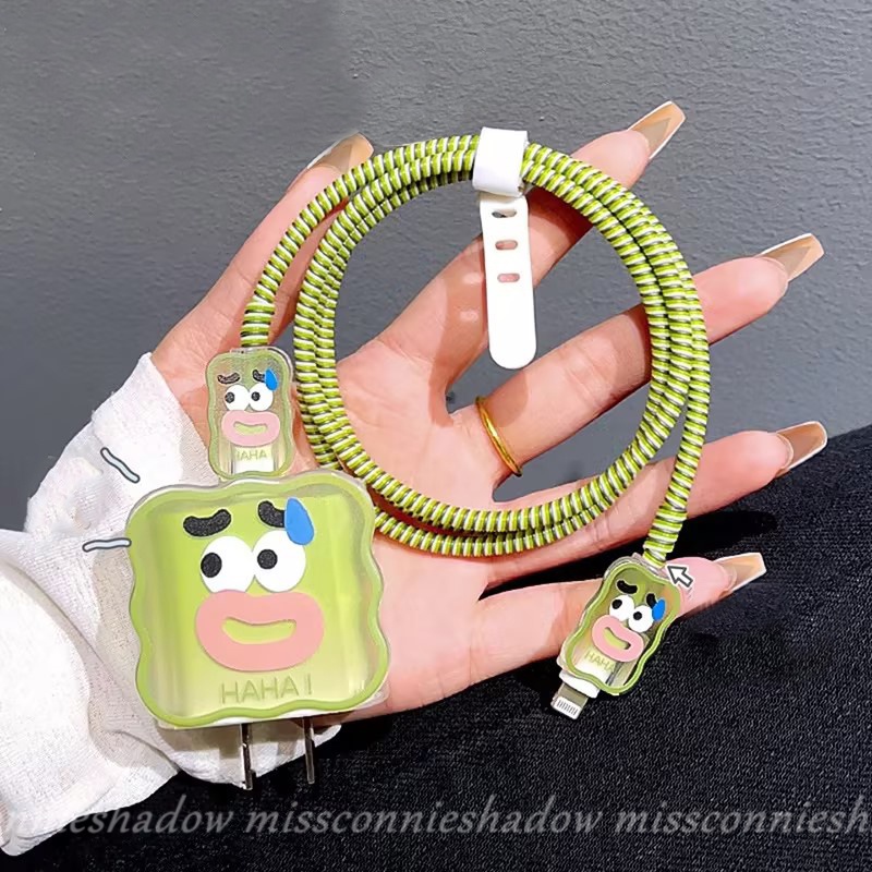 Ikatan Simpul Indah Kartun Toy Story Wavy Edge Data Cable Sleeve Set Kompatibel Untuk Apple 18/20W Adaptor Charger Lembut TPU Cover 5in1 Beruang Strawberry Lucu Dengan Pelindung Gigitan Kabel