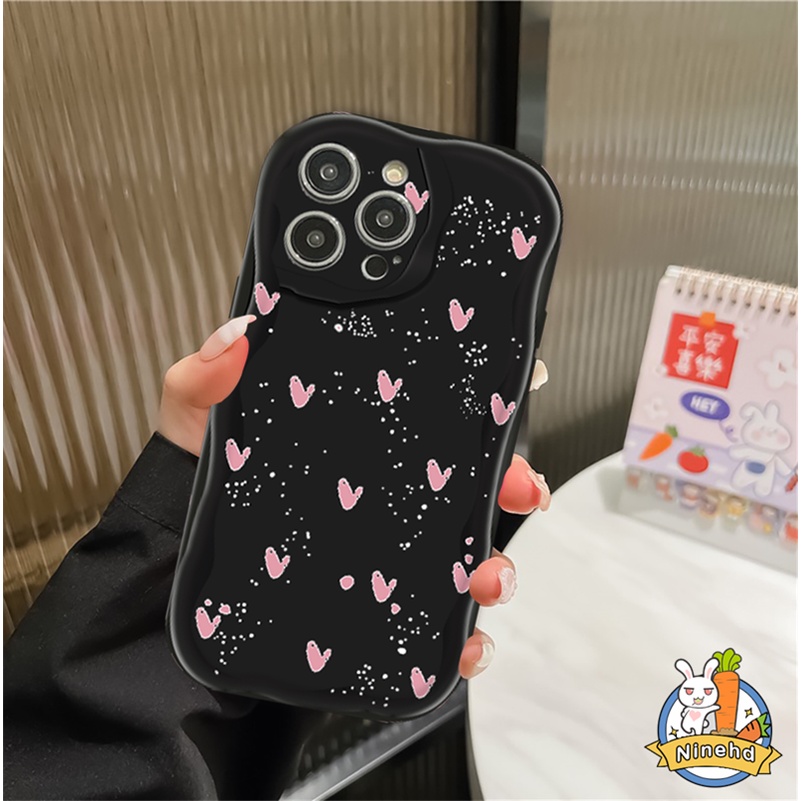 IPHONE Fashion Retro Pink Hati Cinta Casing Ponsel Layar Penuh Kompatibel Untuk Iphone14 13 12 11 Pro Max X Xr Xs Max8 7 6 6s Plus SE 2020 3D Wavy Edge Bumper Shockproof Tpu Hitam Penutup Belakang