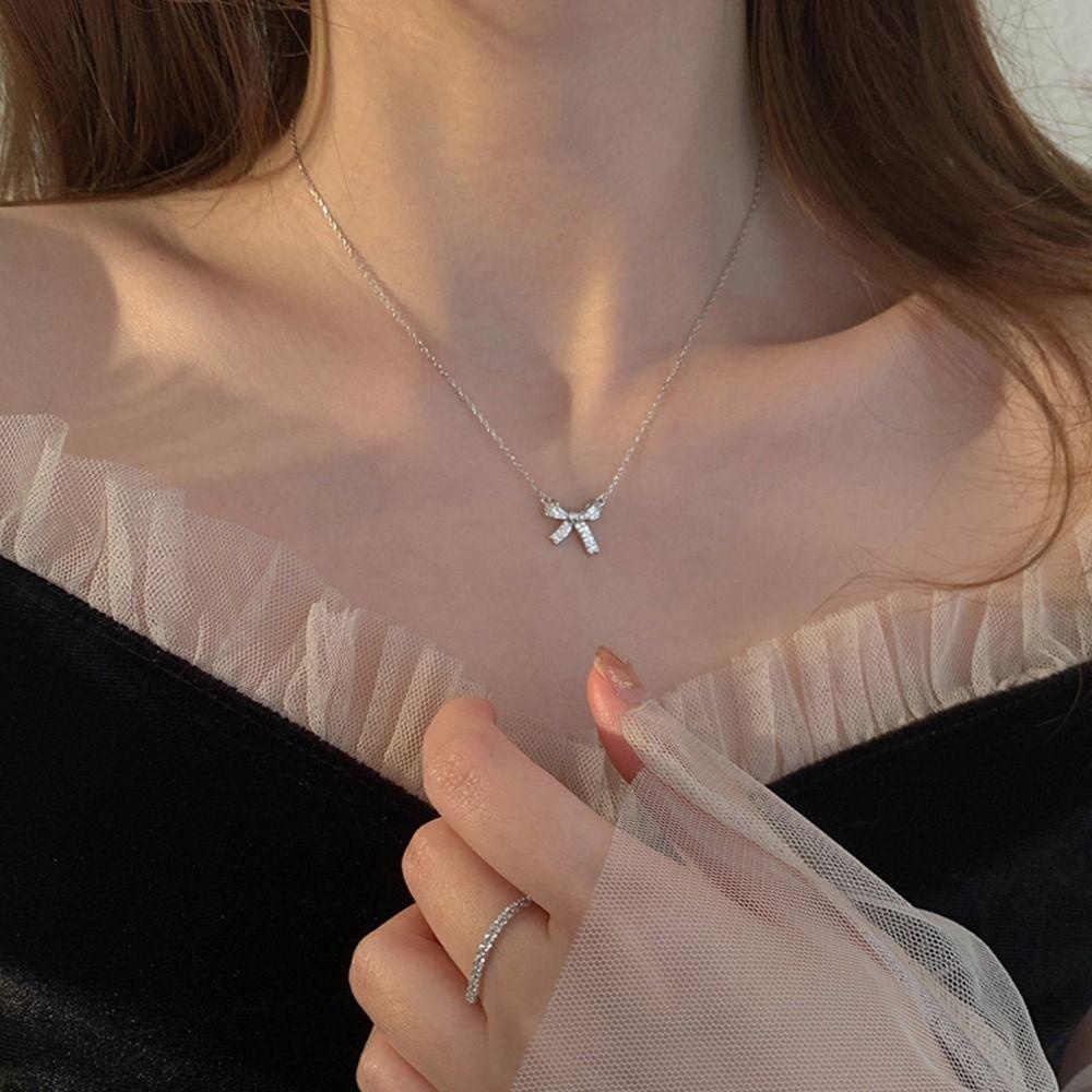 Agustina Wanita Kalung Pesona Indah Halus Klavikula Rantai Busur Tergantung Niche Desain Sweater Rantai Berlian Imitasi Gadis Choker