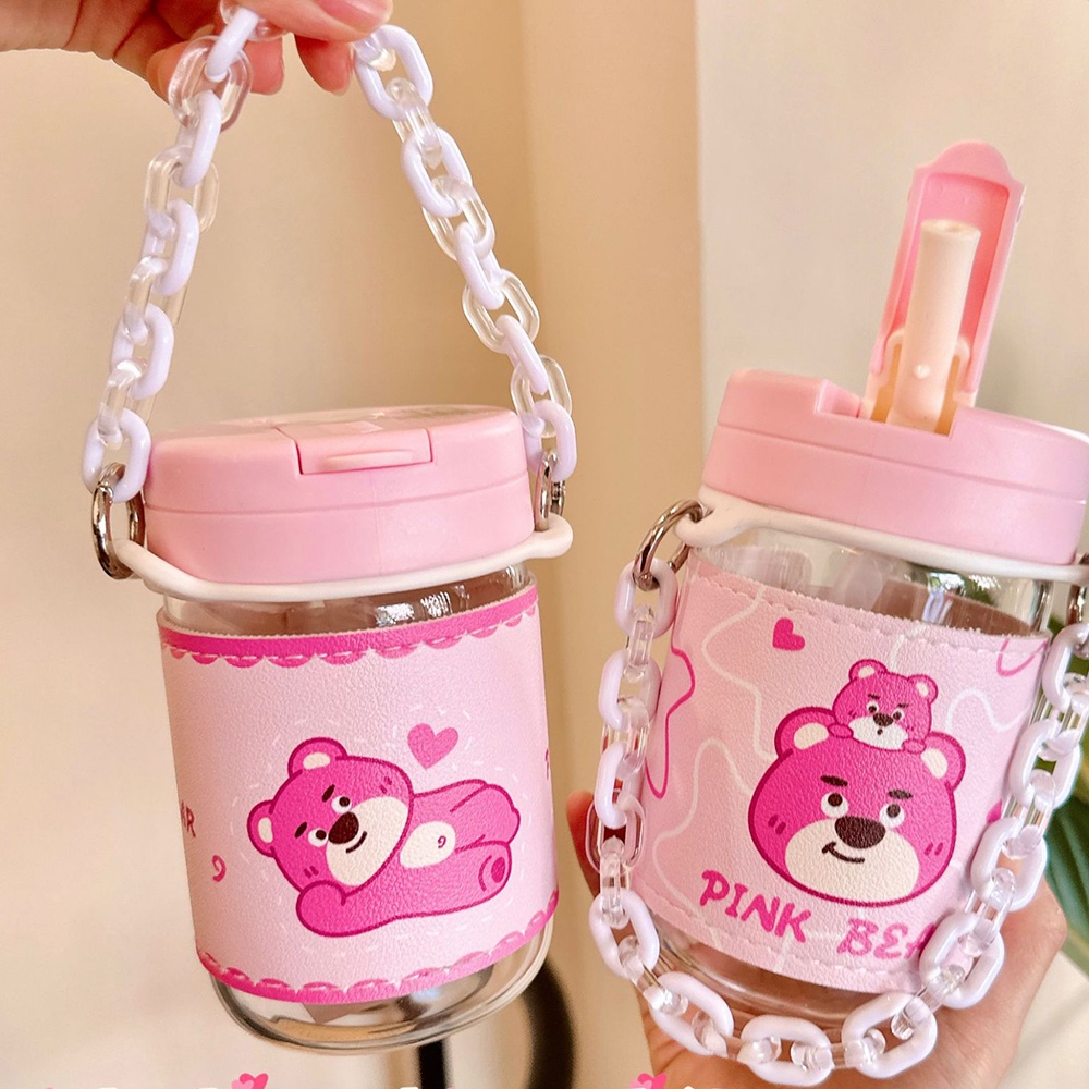 Pink Strawberry Bear Manyo Straw water Cup Untuk Anak Perempuan Gelas Plastik Dengan Nilai Penampilan Tinggi Tahan Panas Pelindung Lengan Dan Tangan Rantai