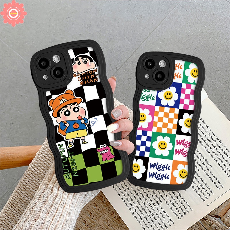 Checkerboard Smile Flower Cute Phone Case Kompatibel Untuk iPhone 7Plus XR 11 14 13 12 Pro Max 6s 7 8 6 14 Plus XS Max X SE 2020 Kartun Crayon Shin-chan Lembut Bergelombang Penutup Tepi