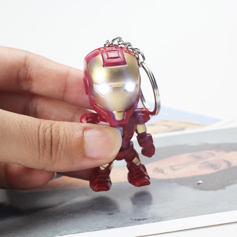 Film Superhero Iron Man LED Gantungan Kunci Lampu Suara Avengers Tony Stark Patung Boneka Dekorasi Gantungan Kunci