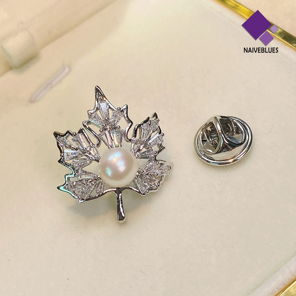 &lt; Naiveblues &gt; Pin Lencana Temperamen Electroplating Berlian Imitasi Bentuk Geometris Dress Up Colorful Cubic Maple Leaf