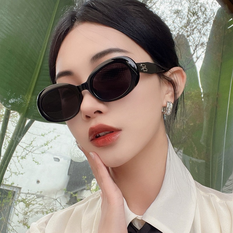 (YUZHU) Bingkai Oval Warna Permen Spike Kacamata Hitam Korea Fashion Oversized Frame Sunshade Sunglasses Untuk Wanita