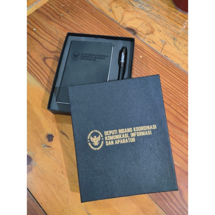 

Giftset hampers Pen dan Agenda A5 Custom cocok untuk tukar kado