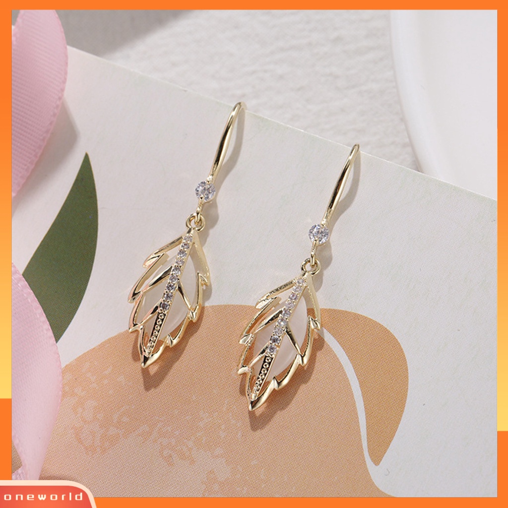 [WOD] 1pasang Anting Wanita Bentuk Daun Berlian Imitasi Hollow Out Eye-catching Lady Hook Earrings Untuk Hadiah