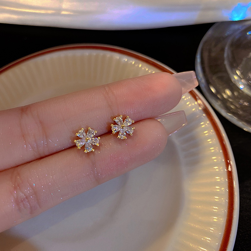 Satu Pasang Mewah Mengkilap Zirkon Kristal Snowflake Ear Stud Elegan Wanita Fashion Perhiasan Emas Titanium Steel Anting
