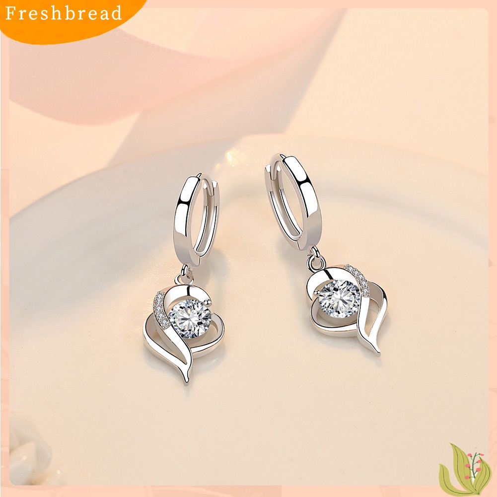 &lt; Freshbread &gt; Lady Berlian Imitasi Hias Berongga Memutar Hati Menjuntai Huggie Earrings Perhiasan Hadiah