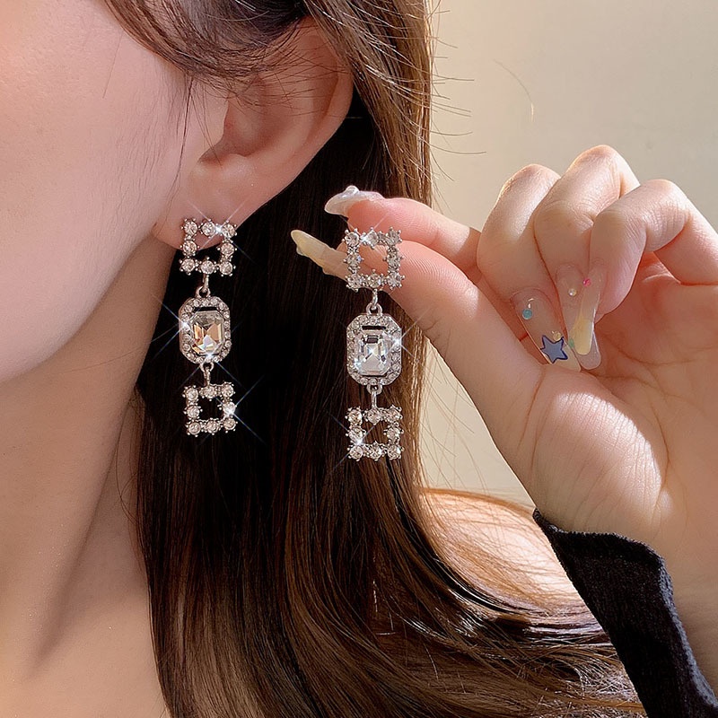 Anting Berlian Kilat Ringan Mewah Retro Aksesoris Telinga Unik