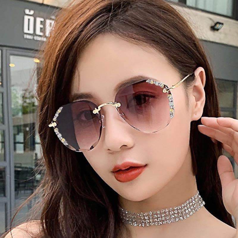 (YUZHU) Kacamata Hitam Gradasi Tanpa Bingkai Logam Fashion Korea Untuk Wanita Kacamata Berlian Perlindungan UV Mode Baru