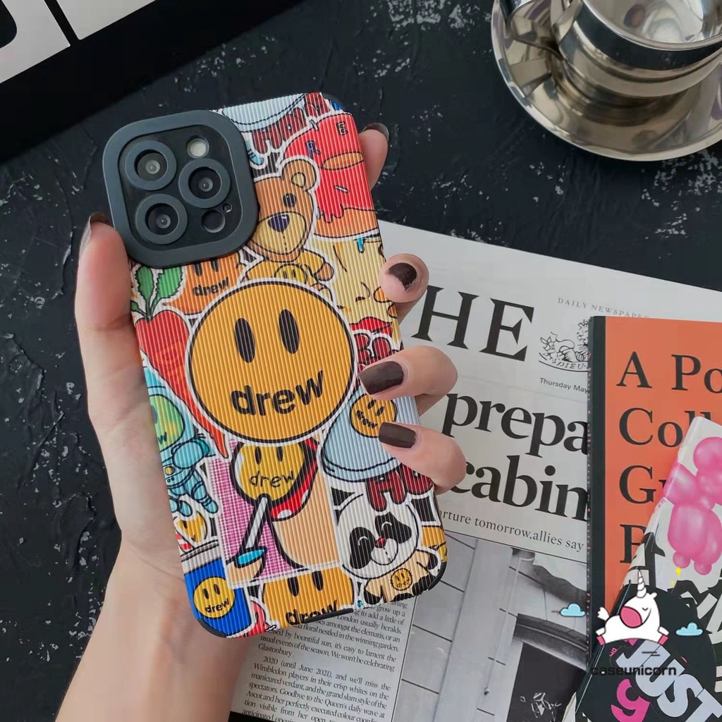 IPHONE Mewah Tekstur Kulit Lucu Graffiti Kartun Beruang Smiley Phone Case Kompatibel Untuk Iphone11 Pro Max XR 13 14 12 Pro Max7 8 Plus X XS Max Trendi Drew House Brand Soft Cover