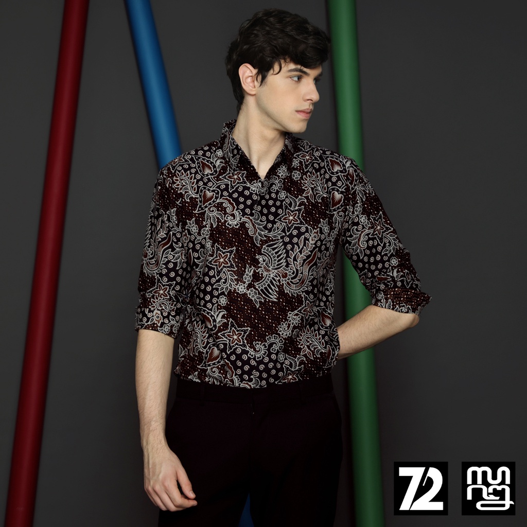 BAJU BATIK PRIA Kemeja Lengan Panjang Slimfit Premium Motif Burung Bintang Warna Hitam Coklat 723708 Cap 72IL - Baju Kemeja Atasan Pakaian Setelan Batik Pria Cowok Laki Laki Remaja Keluarga Kantor Lengan Panjang Modern Slimfit Slim Fit Premium Kekinian