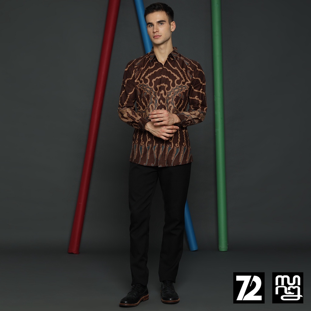 KEMEJA BATIK PRIA LENGAN PANJANG Kemeja Dobby Slimfit Motif Medousa Warna Coklat Tua 723536 Cap 72 - Baju Kemeja Atasan Pakaian Setelan Batik Pria Cowok Laki Laki Remaja Keluarga Kantor Lengan Panjang Modern Slimfit Slim Fit Premium Kekinian