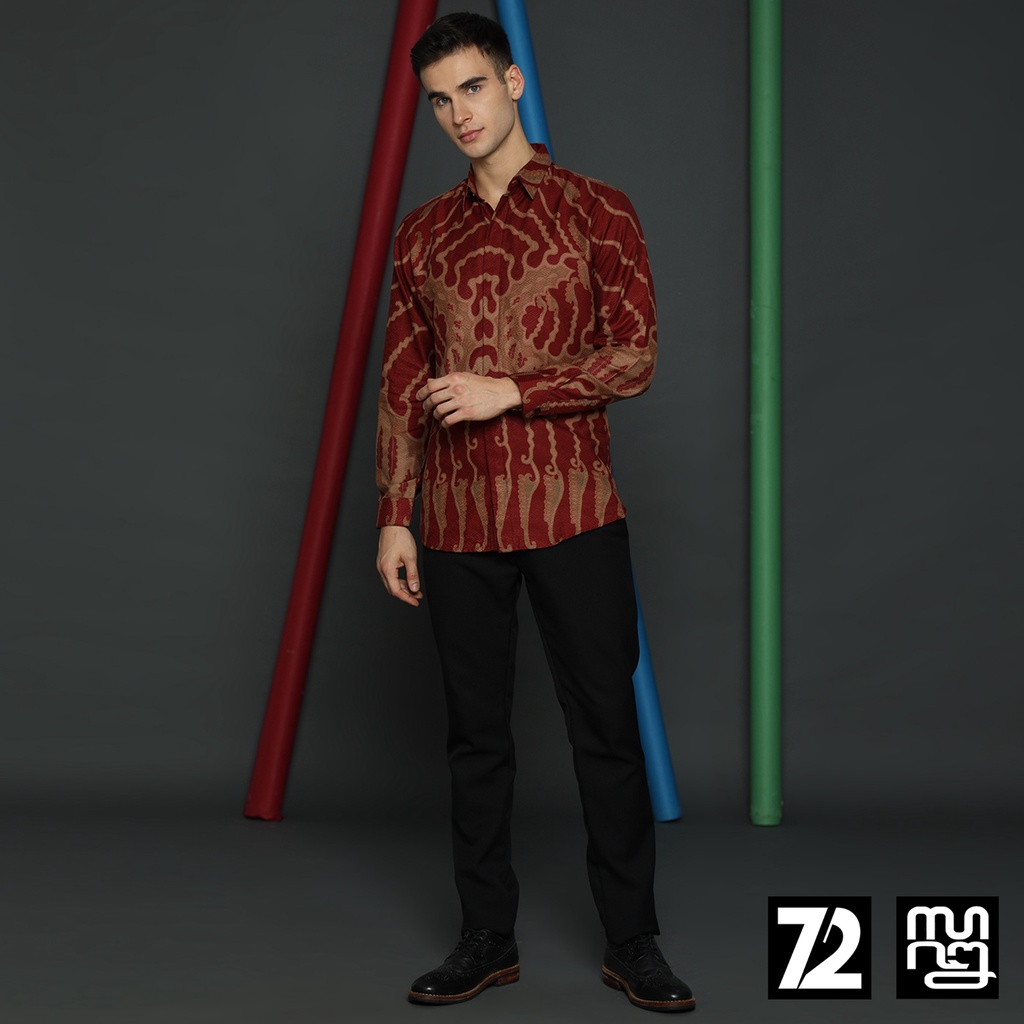 KEMEJA BATIK PRIA LENGAN PANJANG Kemeja Dobby Slimfit Motif Medousa Warna Merah Maroon 723537 Cap 72 - Baju Kemeja Atasan Pakaian Setelan Batik Pria Cowok Laki Laki Remaja Keluarga Kantor Lengan Panjang Modern Slimfit Slim Fit Premium Kekinian