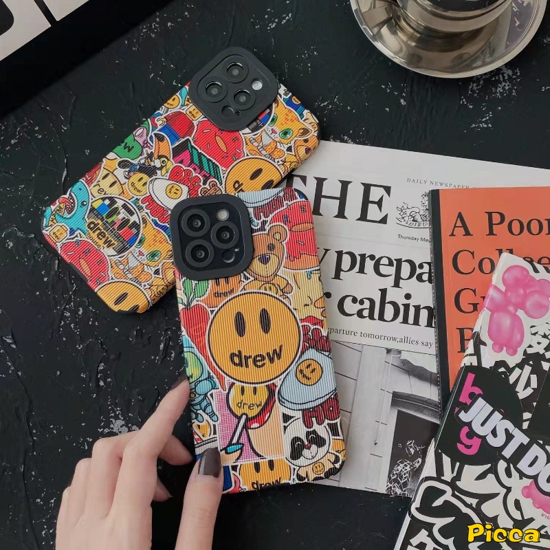 IPHONE Casing Ponsel Rumah Drew Merek Trendi Kompatibel Untuk Iphone7 8plus11 Pro Max XR 13 14 12 Pro Max X XS Max Graffiti Lucu Kartun Beruang Smiley Mewah Tekstur Kulit Soft Cover