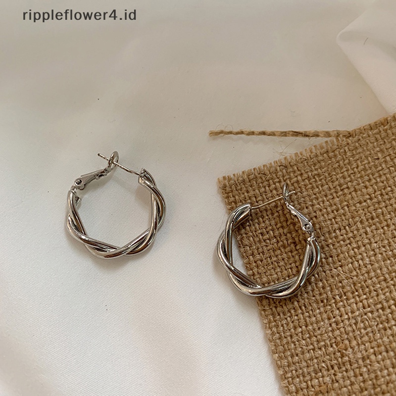 {rippleflower4.id} 1pasang Anting Fashion Untuk Wanita Sederhana Dikepang Anting Hoop Anting Geometris Memutar Anting Hoop Temperamen Perhiasan Aksesoris Hadiah Natal~