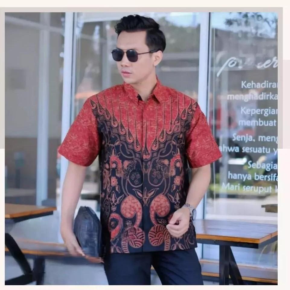 Hem Batik Pria Lengan Pendek Warna Merah Kombinasi Warna Hitam Reguler Fit Katun
