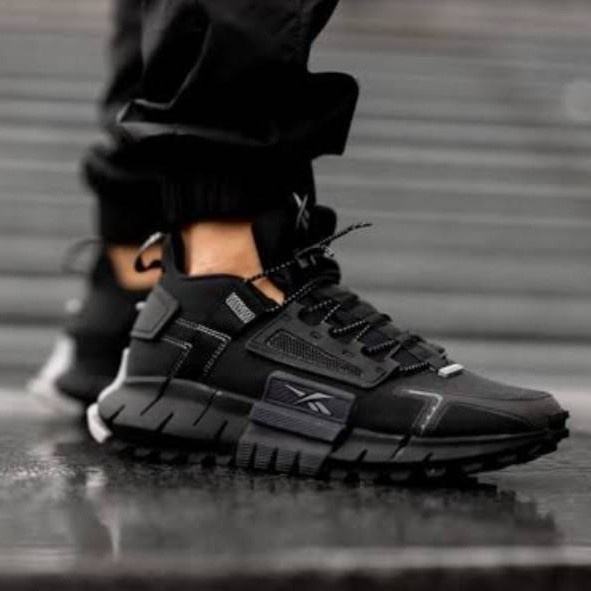 Sepatu Olahraga Reebok Zig Kinetica Edge Triple Black