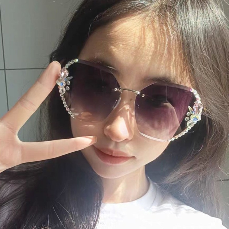 (YUZHU) Kacamata Hitam Tanpa Bingkai Logam Fashion Korea Untuk Wanita Oversized Frame Diamond Gradient Sunglasses