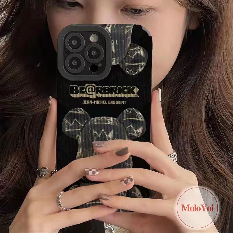 IPHONE Casing Stiker Tekstur Kulit Mewah Kompatibel Untuk Iphone7 8plus11 14 12 13 Pro MAX 7Plus XR X XS MAX Merek Trendi Bearbrick Mahkota Beruang Kekerasan Lembut Phone Cover