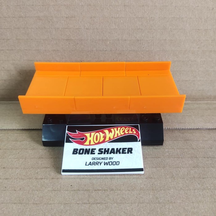 Hotwheels Stand Exclusive Bone Shaker Larry Wood