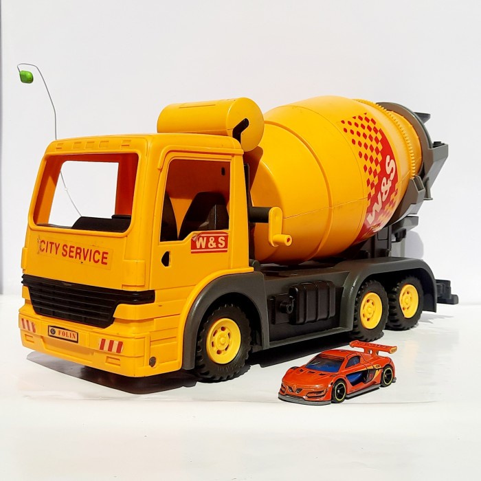 Truck RC Bekas Miniatur Mainan Pajangan