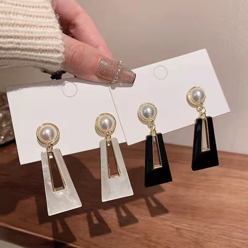 Anting Korea Korea Berlebihan Akrilik Geometris Mutiara Gaya Baru Desain Trapesium Anting Berkelas