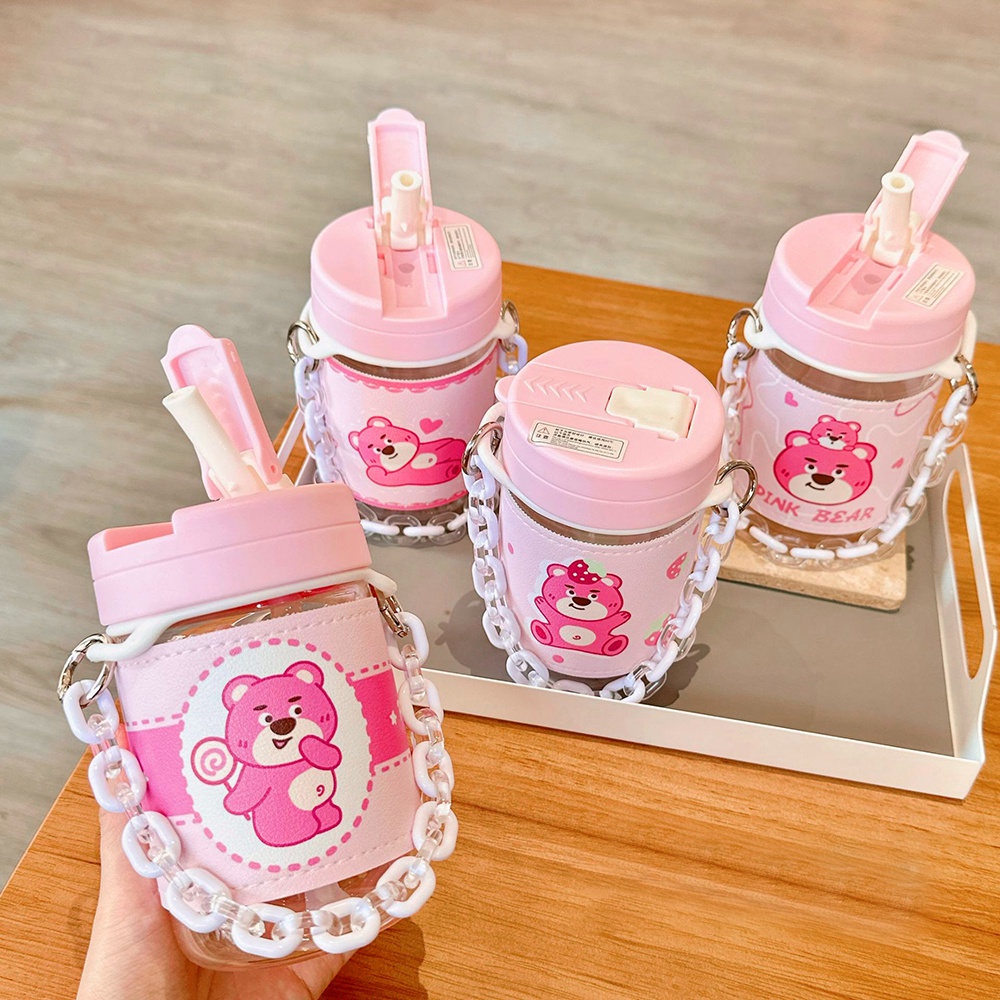 Pink Strawberry Bear Manyo Straw water Cup Untuk Anak Perempuan Gelas Plastik Dengan Nilai Penampilan Tinggi Tahan Panas Pelindung Lengan Dan Tangan Rantai