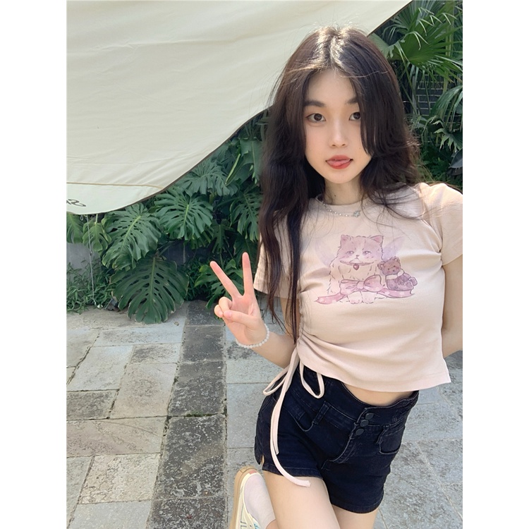 Red kaos Bahu depan yang cantik, manis, manis, gadis kucing, T-shirt lengan pendek, desain musim panas wanita, ceruk ramping, atasan pendek serut