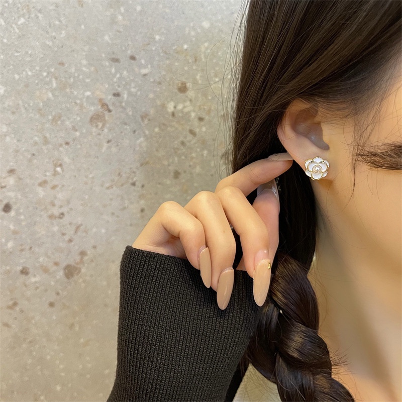 Anting Tusuk Camellia Putih Elegan Untuk Wanita Hypoallergenic Fashion Pearl Earring Perhiasan Aksesoris