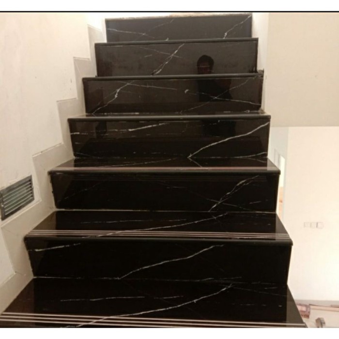 granit anak tangga hitam motip putih apolion black valentino gress