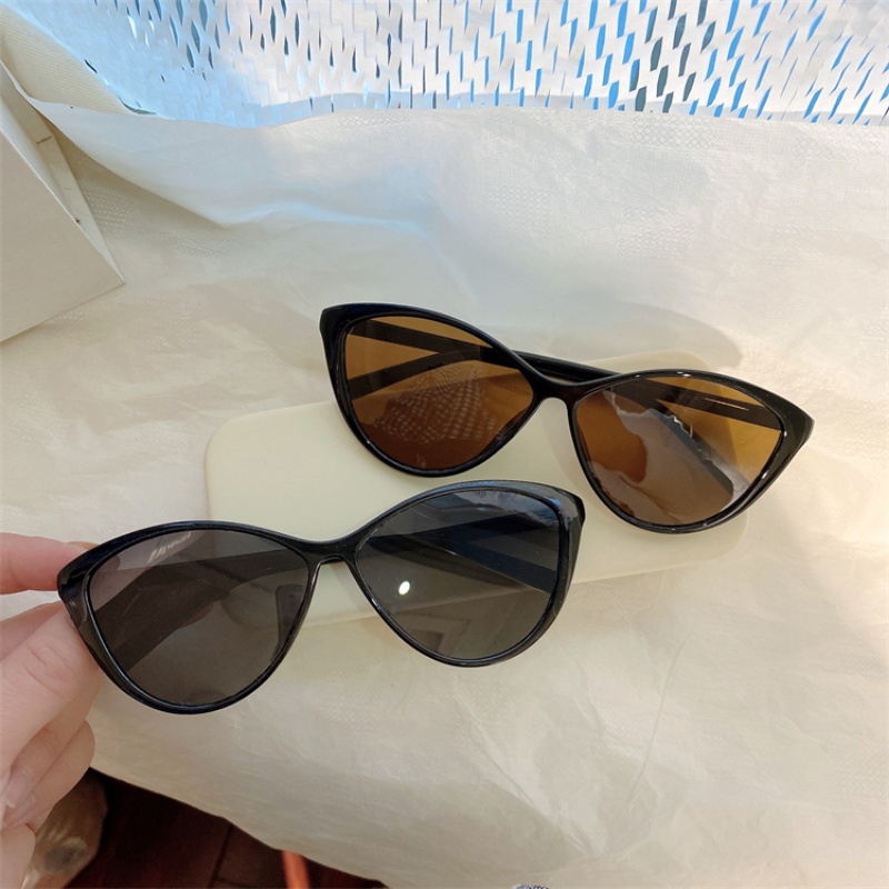 (YUZHU) Kacamata Hitam Mata Kucing Bentuk Kotak Hitam Coklat Gaya Retro Sunglasses Cocok Untuk Wanita