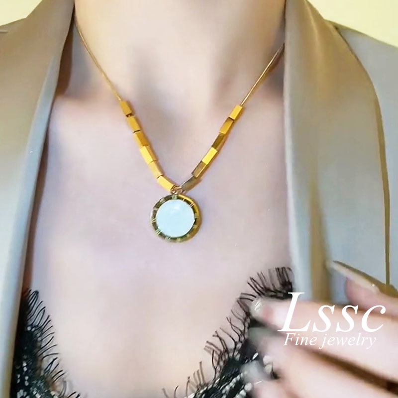 Kalung Titanium Romawi Bulat Hitam Aesthetic Cantik Emas 18K Anti Karat Perhiasan Aksesoris Wanita Fashion Korea