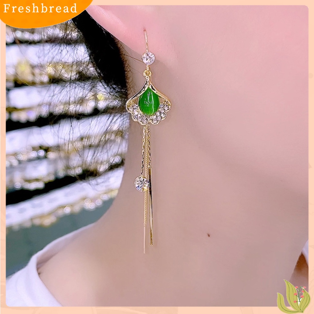 &lt; Freshbread &gt; 1pasang Anting Rumbai Rumbai Bentuk Daun Berlian Imitasi Hias Bersinar Lurus Gantung Dekorasi Hypoallergenic Liontin Geometris Tindik Drop Earrings