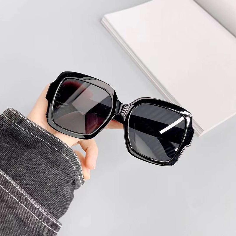 (YUZHU) Western Retro Fashion Oversized Frame Sunglasses Love Fashion Kacamata Hitam Serbaguna Untuk Wanita