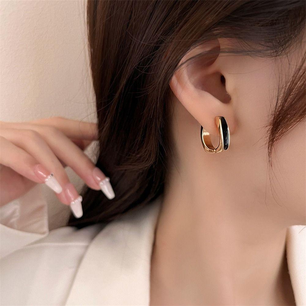 Needway Wanita Anting Hoop Minimalis Halus Desain Niche Fashion Perhiasan Gadis Hadiah Bentuk Persegi Gaya Korea Earrings