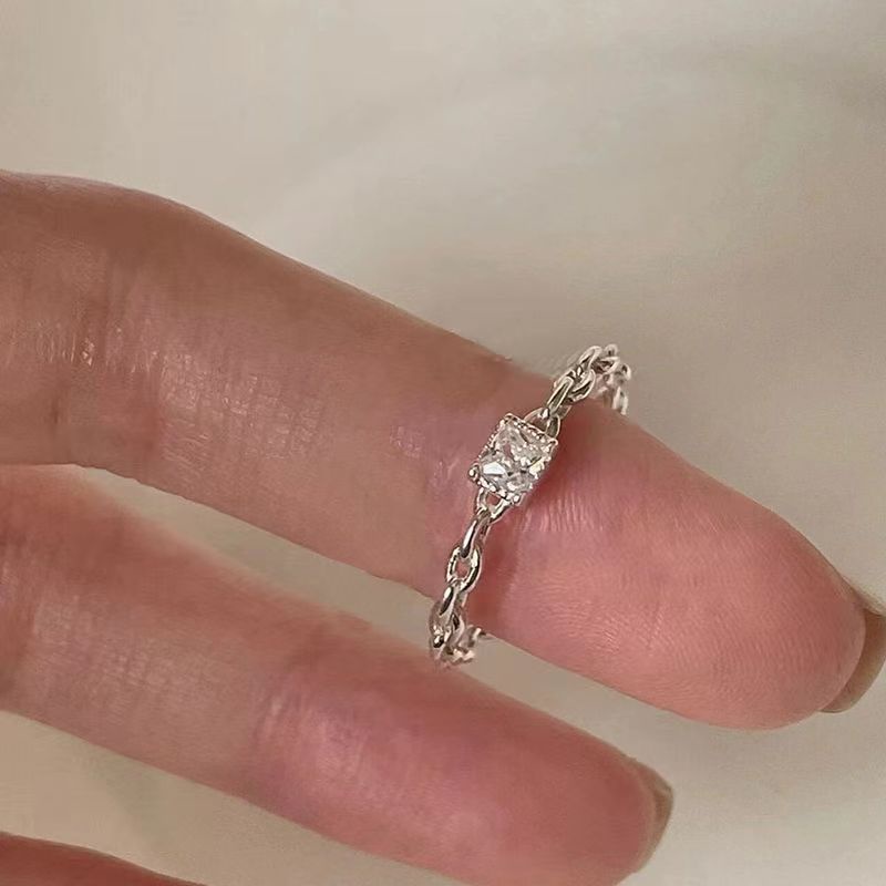 Cincin Baja Titanium Terbuka Berlian Simpul Sederhana Temperamen Perempuan Desain Modis Rasa Perhiasan Cincin Anti Karat