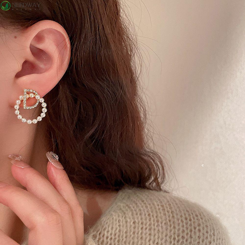 Needway Wanita Menjuntai Anting Trendi Manis Untuk Perempuan Huruf D Temperamen Kristal Drop Earrings