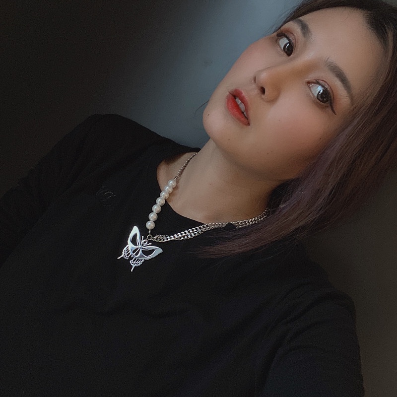 Influencer Kecantikan Gaya Yang Sama Korea INS Retro Liontin Kupu-Kupu Kalung Hip Hop Mutiara Bahan Titanium Steel Multi-Layer Perempuan Trendi